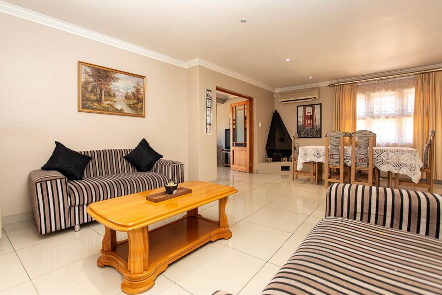 6 Bedroom Property for Sale in Vredekloof Heights Western Cape